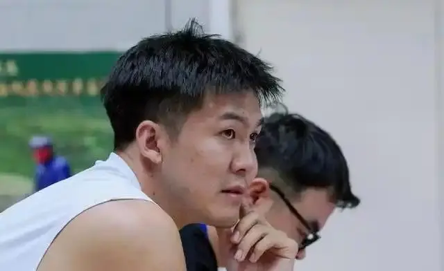 队签约, 万的年轻球