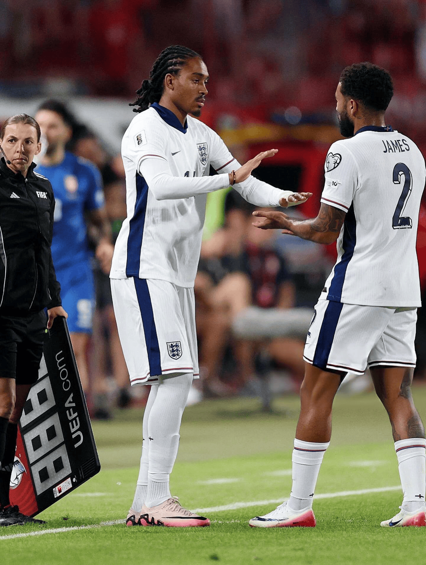 entit, 赛中迎来了, 英格兰首秀