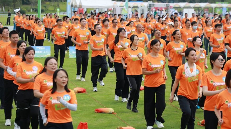 中奋力向前, 大家脚套长